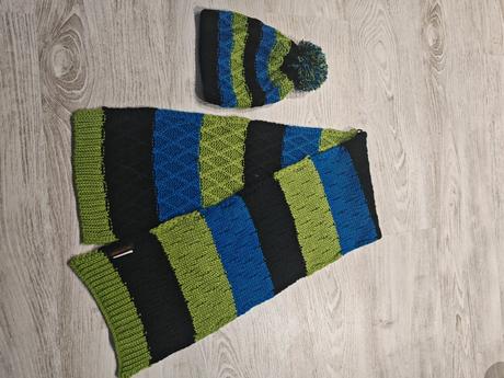 Chlapčenská čiapka so šálom, 