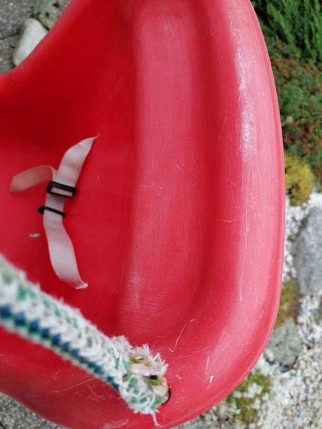 Plastová hojdačka, ešte poslúži,