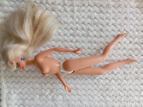 Retro barbie s náušnicami, 