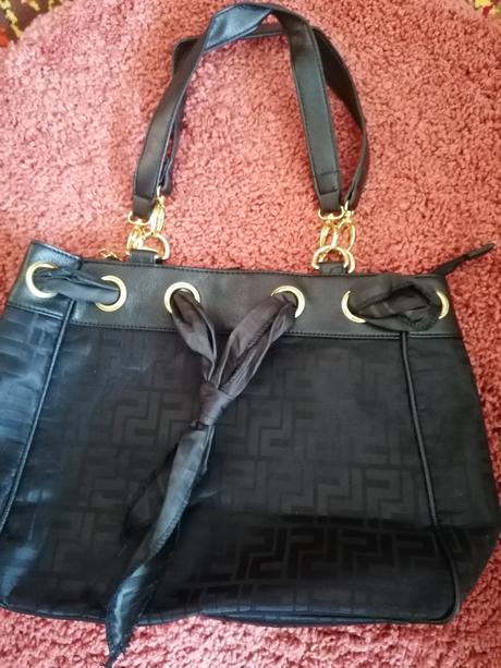 Čierna kabelka so stuhou, 