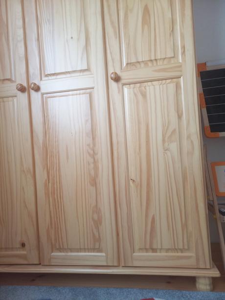 Drevená šatníková skriňa aj s nadstavcom, 