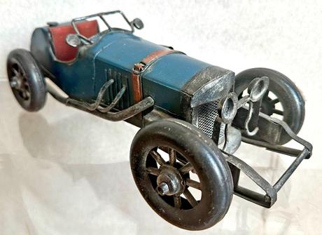 Starožitné plechové auto,