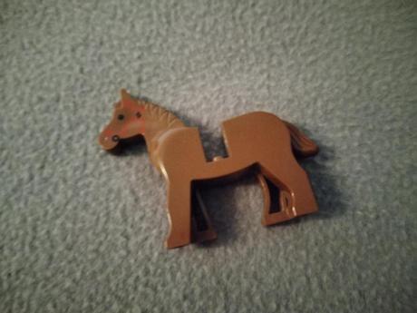 Lego kôň s červenou uzdou, 