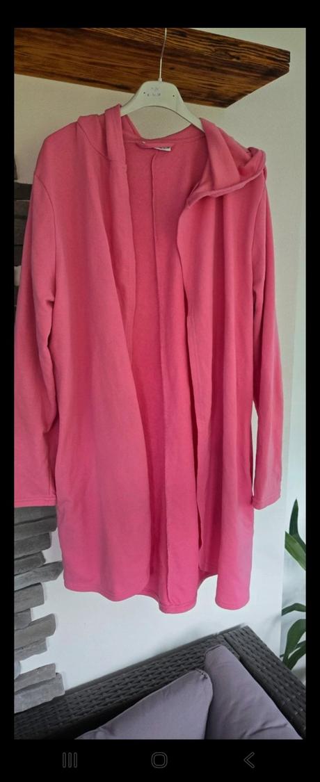 Ružový kardigan, 44