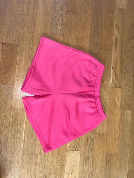 Rúžové teplákové kraťasy, 164