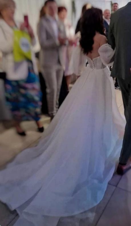 Svadobné šaty s odnímateľnými rukávmi, 34