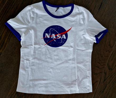 Oblubeny motiv tricka s napisom nasa v.s/m, h&m,s