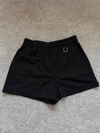 Elegantné čierne kraťasy, bershka,m