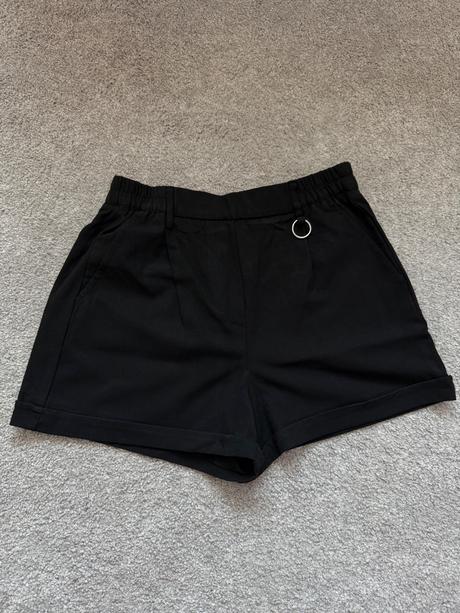 Elegantné čierne kraťasy, bershka,m