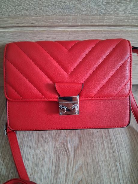 Malá červená kabelka, 