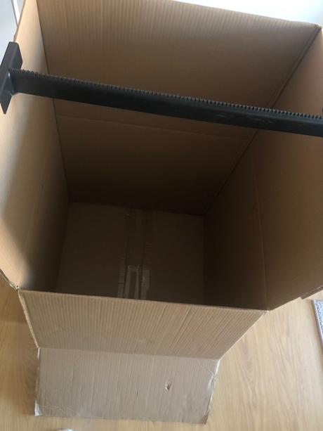 Krabica s vesiakom na saty box na saty, 