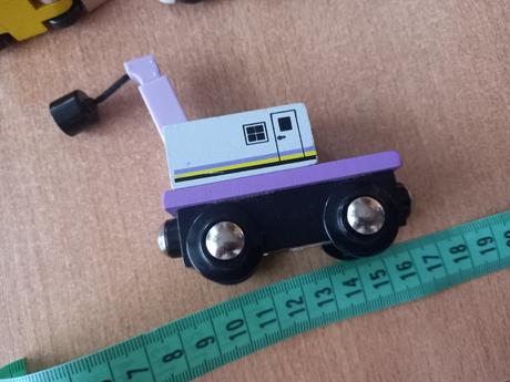 Drevený žeriav s magnetom a autá na koľajnice, 