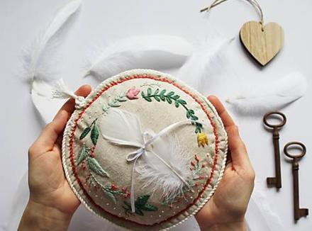 Vankúšik pod obrúčky ručne vyšívaný, 