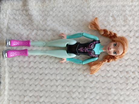 Barbie mattel anna na korčuliach, 