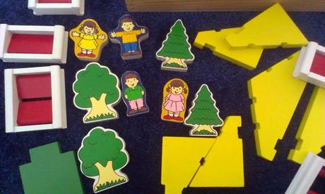 Drevený domček v drevenej krabici,