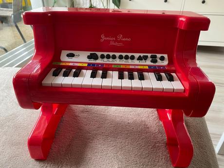 Krásne červené detské elektronické piano klavír,