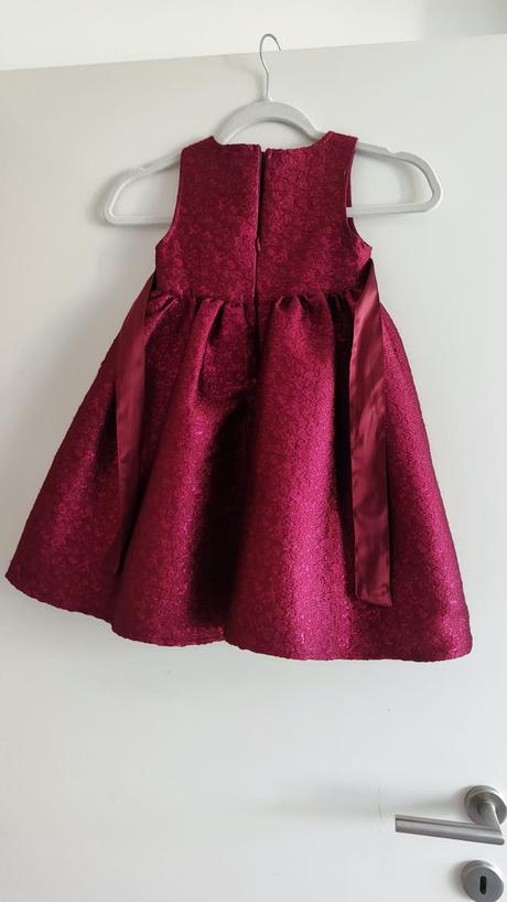 Brokatové šaty vínovej farby, 104