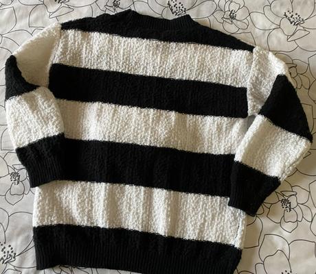 Teplý pletený pulóvrik s aplikáciou italy v. s/m, s