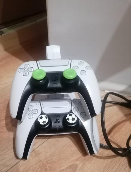 Playstation 5 s príslušenstvom,