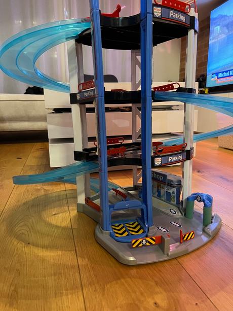 Poschodova garaz pre auticka,