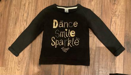 Krasna mikinka so zlatym nadpisom c&a, c&a,122