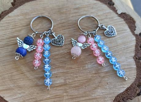 Kľúčenky s menami anjelikom z minerálov a korálok, 