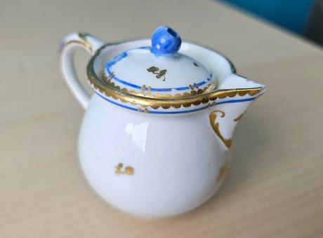 Miniatúrna porcelánová dózička s vrchnákom, modrob,