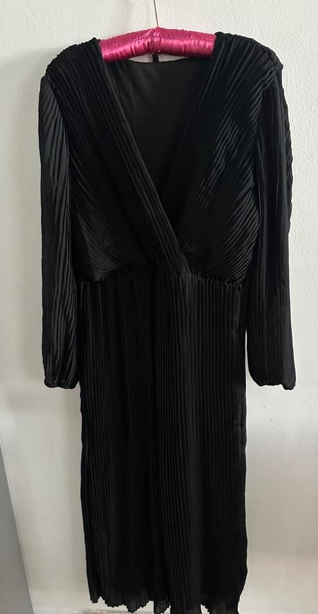 Pekne čierne saty 42, l