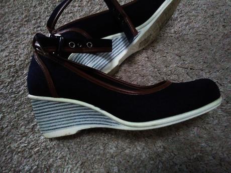 Tmavomodre lodicky, 38