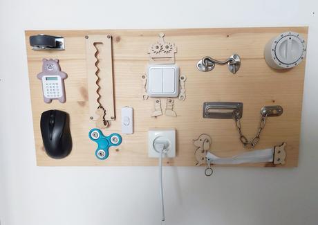 Drevená montessori hracia doska-activity board, 