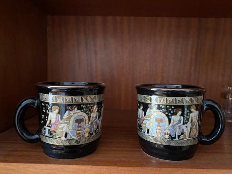 Krásne staré retro čierne šálky z grécka,