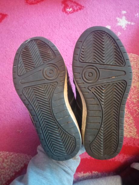 Blikajúce vyššie tenisky, 28