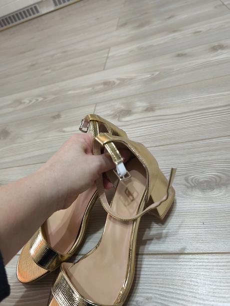 Zlaté sandálky, 39