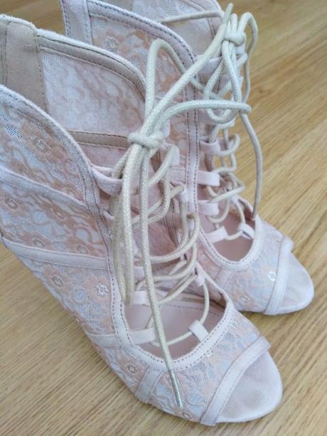 Nádherné čipkované sandálky, 36