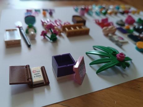 Lego postavička, lego doplnky, farebné vlasy, 