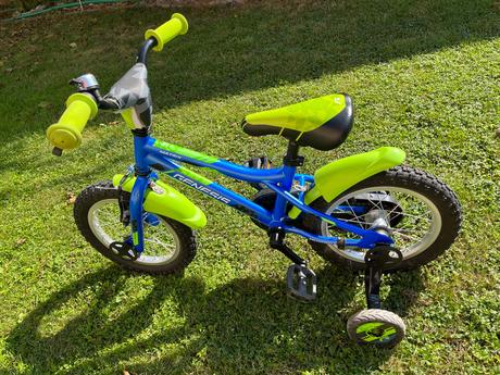 Detsky bicykel s pomocnymi kolesami, 14