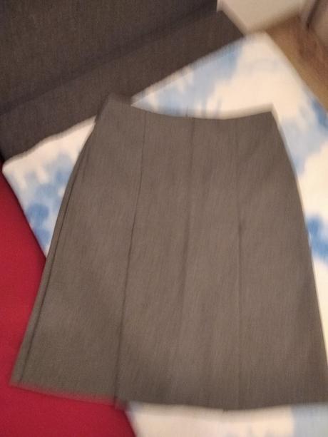 Sukňa s rasporkom v predu, 34