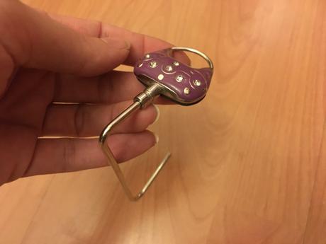 Držiak na kabelku z anglicka, 