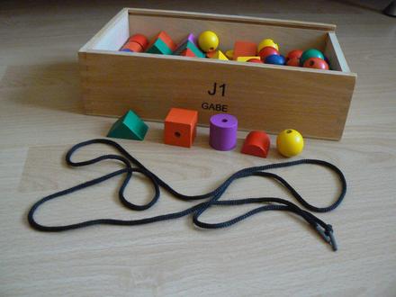 Drevené kocky a korálky,