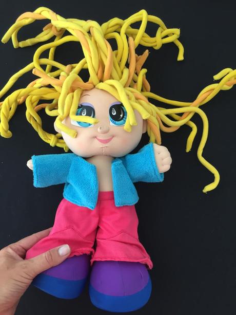 Veselá textilná bábika s crazy vlasmi, 