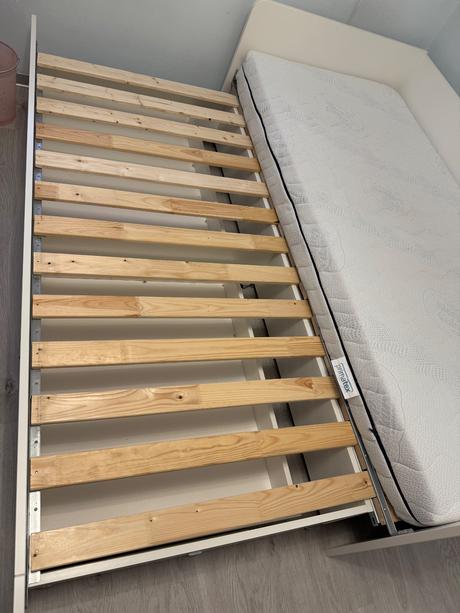 Rozkladacia posteľ s úložným priestorom,