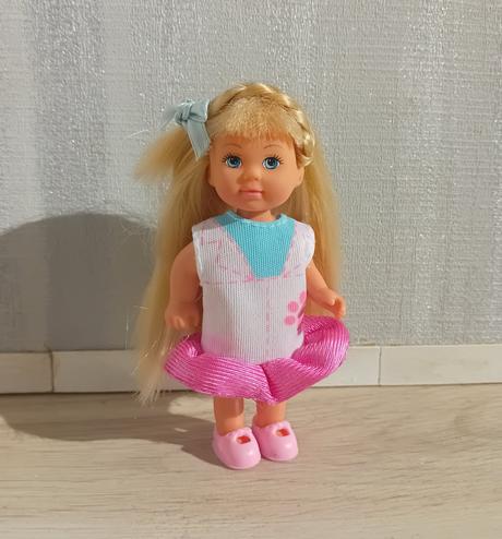 Bábika evička so psíkom a s doplnkami pre psíka, 