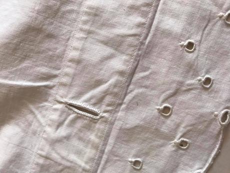 Biele plátno s vyšívaním, 