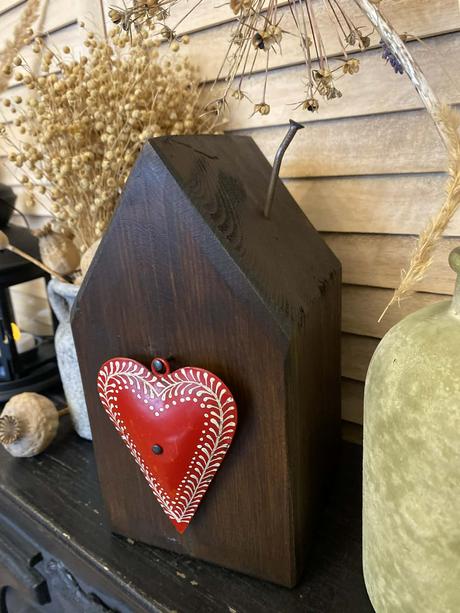 Drevený dekoračný domček a drevené okienko, 