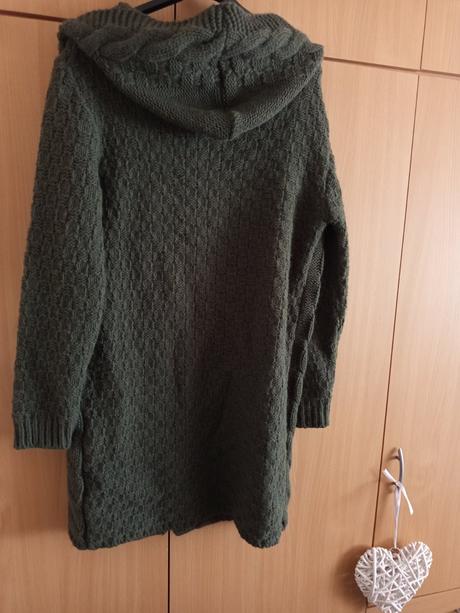 Sveter s kapucou, 