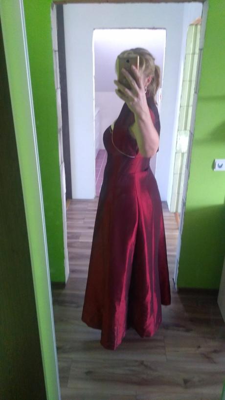 Bordove plesove saty, l