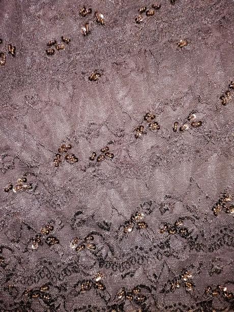 Hnedé čipkované šaty s korálikmi, 40