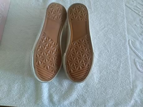 Dievcenske topanky, 33