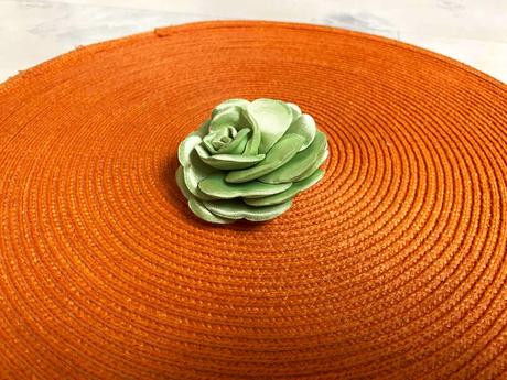 Saténová brošňa, 