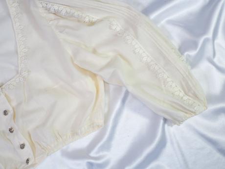 Kvalitná béžová blúzka ku kroju, 46